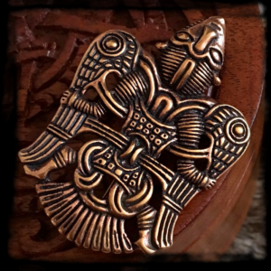 Bronzová spona OKRÍDLENÝ MUŽ z UPPAKRY