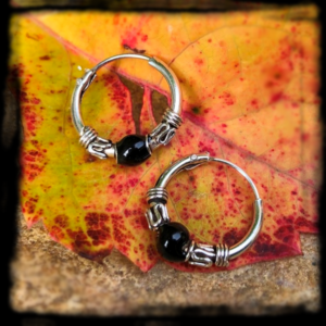 Strieborné náušnice Kruhy s čiernou guličkou Ø 1.2 cm