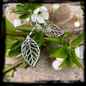 Strieborné náušnice LÍSTKY, visiace