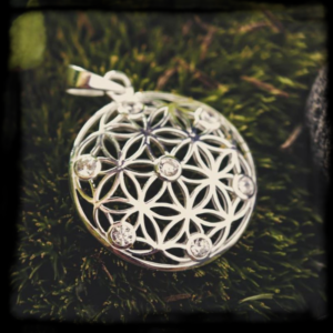 Strieborný prívesok KVET ŽIVOTA S BIELYMI ZIRKÓNMI