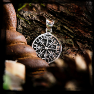 Strieborný prívesok VEGVISIR malý