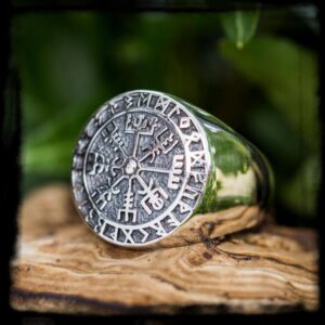 Strieborný prsteň VEGVISIR